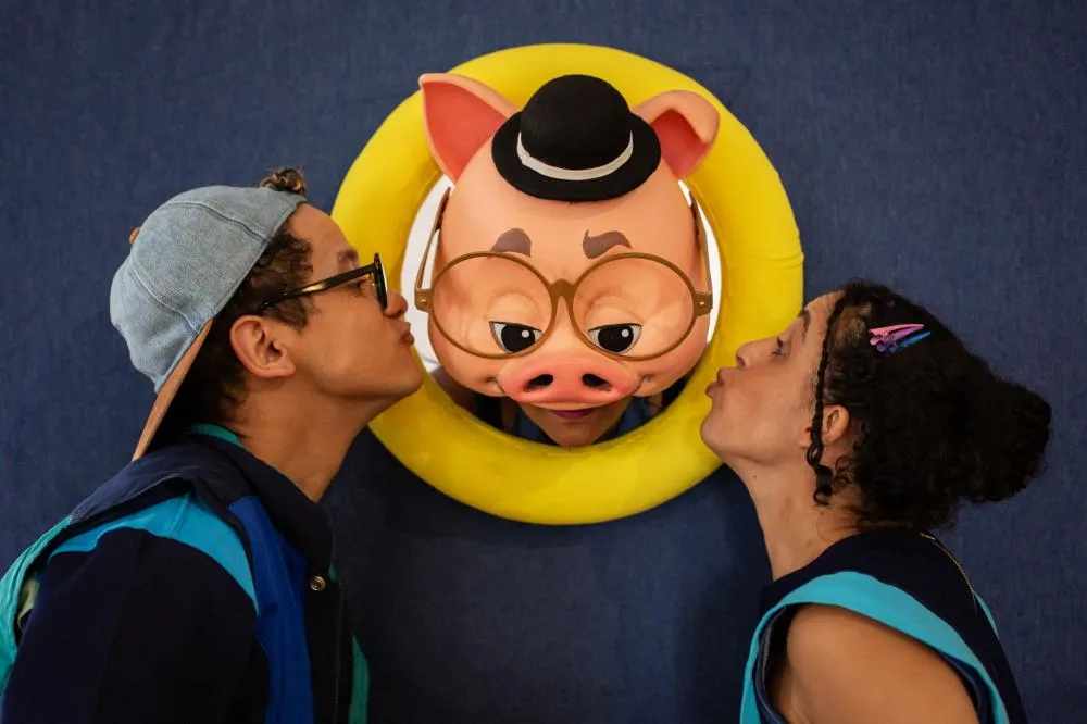 Espetáculo teatral leva educação financeira de forma divertida
