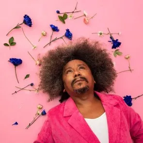 Chico César celebra a carreira com show da turnê “Vestido de amor” na Série Petrobras
