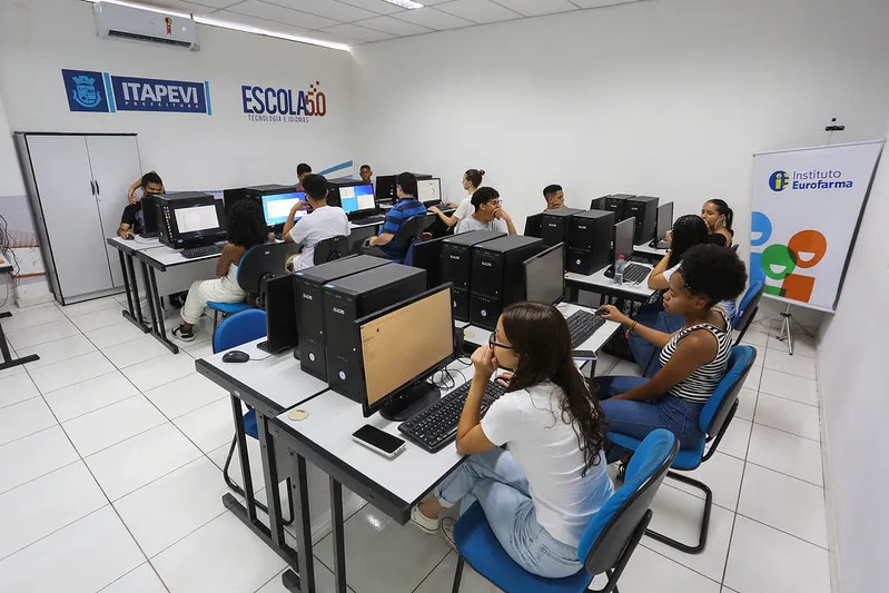 Escola 5.0 aposta em tecnologia e IA para preparar jovens