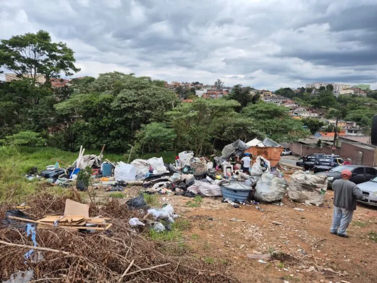 Prefeitura interdita ferro-velho clandestino em ocupação irregular no Jardim Arco-Íris