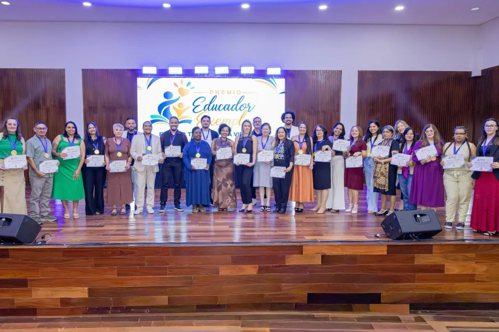 Carapicuíba premia nove professores da rede municipal de ensino