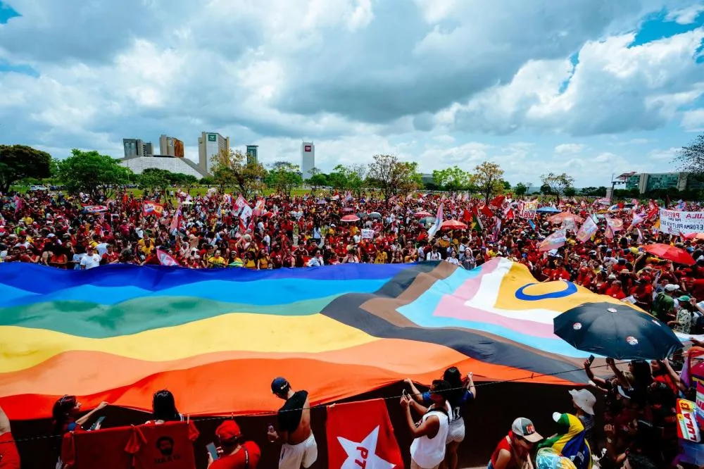 Mais de 100 Paradas do Orgulho e movimentos sociais levam bandeirões LGBT+ às ruas de todo o Brasil em defesa da democracia
