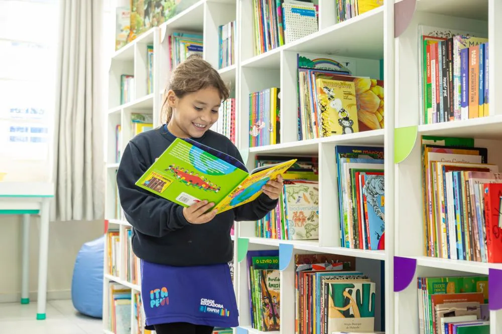 Escola do Futuro de Amador recebe biblioteca com 1,2 mil livros e recursos de tecnologia